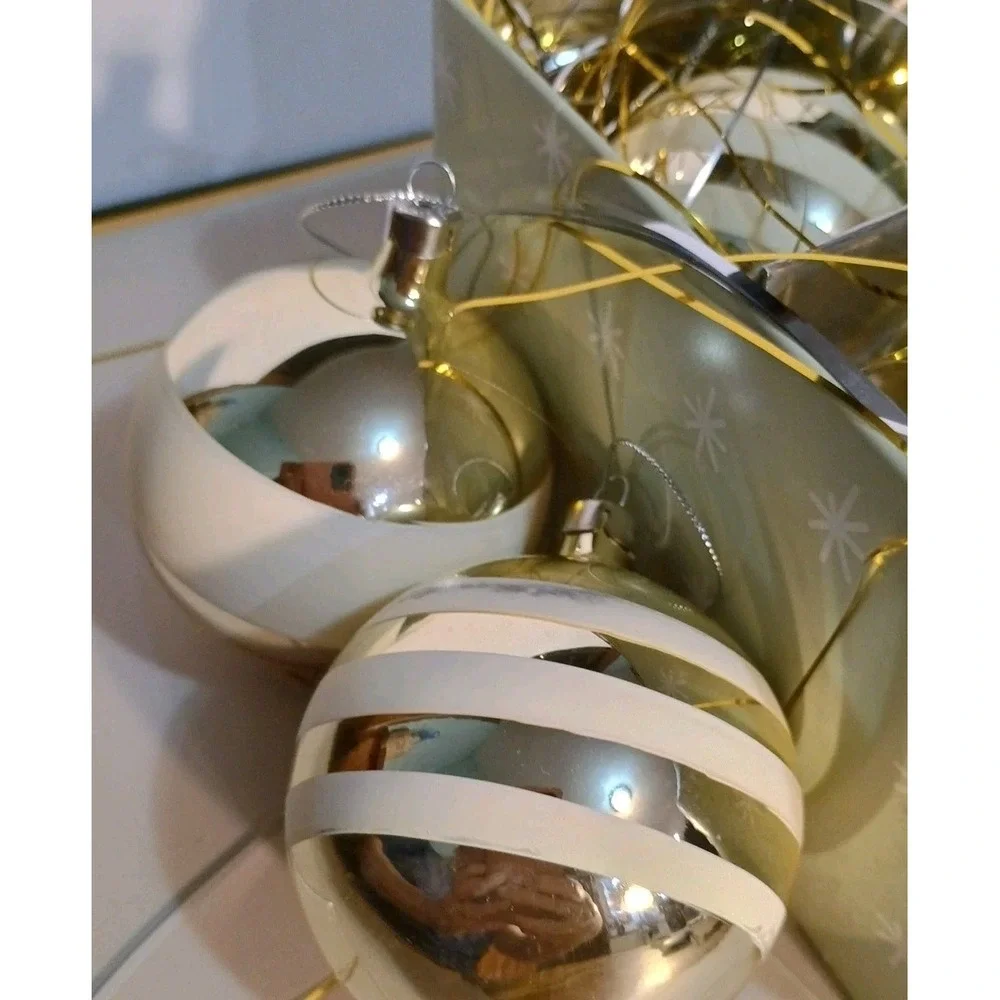 Target 2005 Plastic Ornaments White and Gold Stripe In A Tin Box‎ Total Of 6